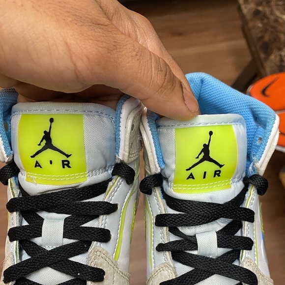 Jordan 1 Mid SE “Platinum Tint Blue Tint University Blue Volt” Size 7 Women’s - Picture 17 of 17